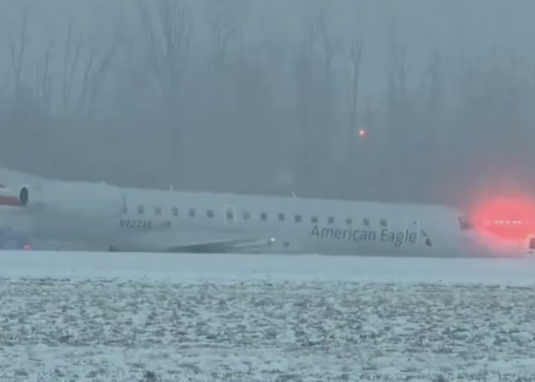 Fuertes nevadas ocasionan que avión se derrape en aeropuerto de Nueva York